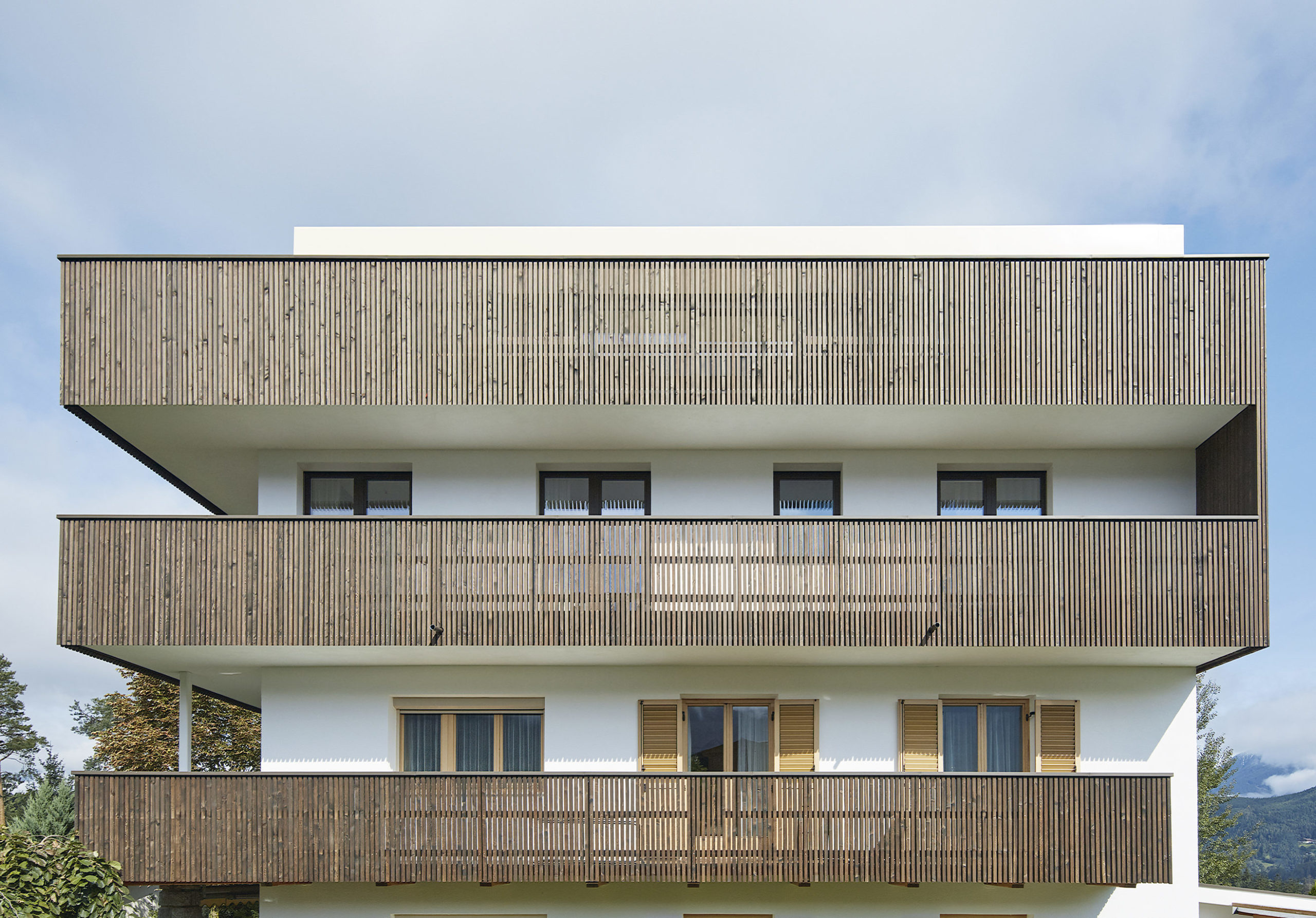  Aufstockung, Bestand, Reischach, Kronplatz, Holzbalkone, Dachterrasse, Energetische Sanierung 