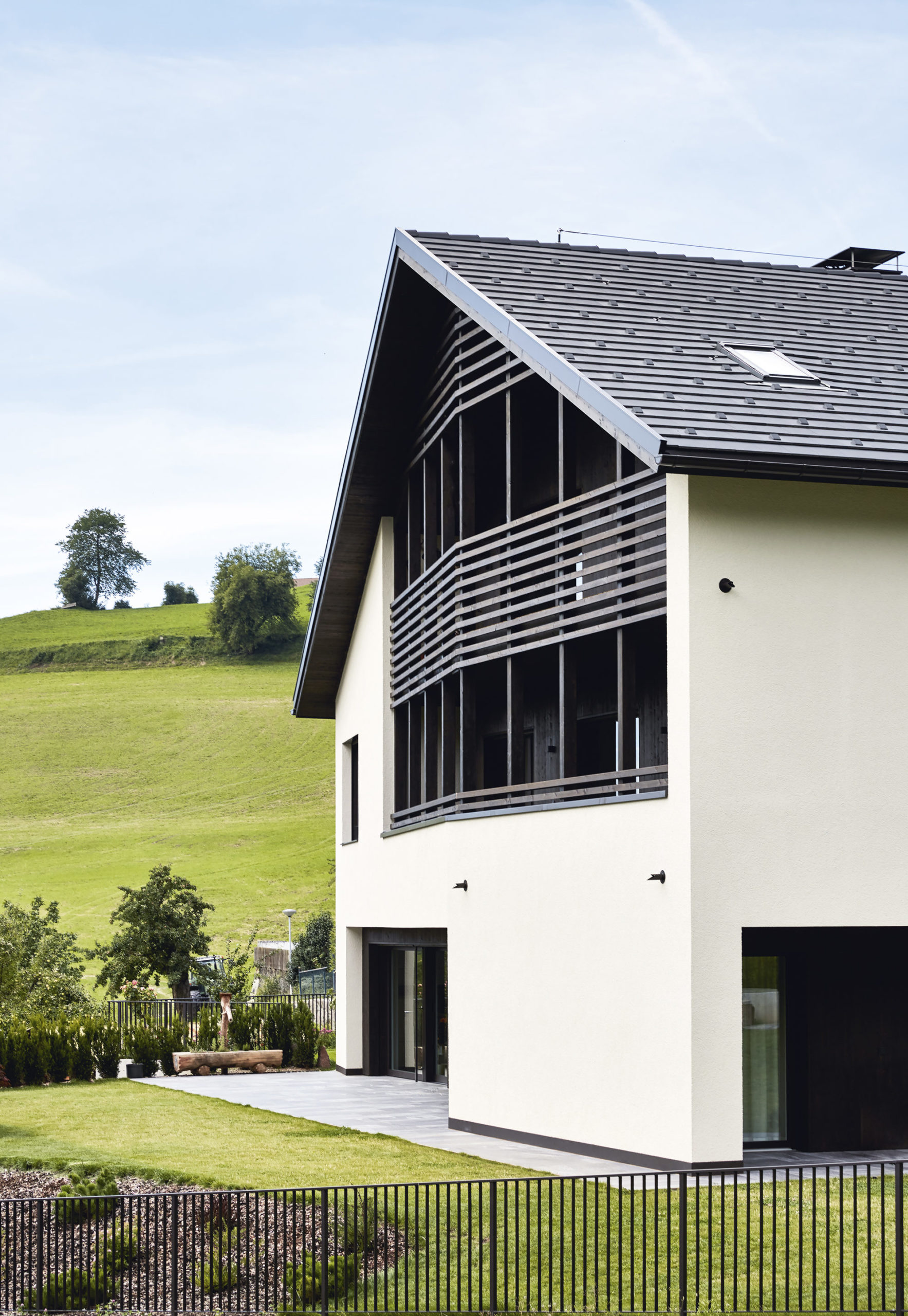  Südfassade, Mehrfamilienwohnhaus, Ansicht, Satteldach, Garten, Holzterrassen, Landschaft, Nischen, Holzalufenster