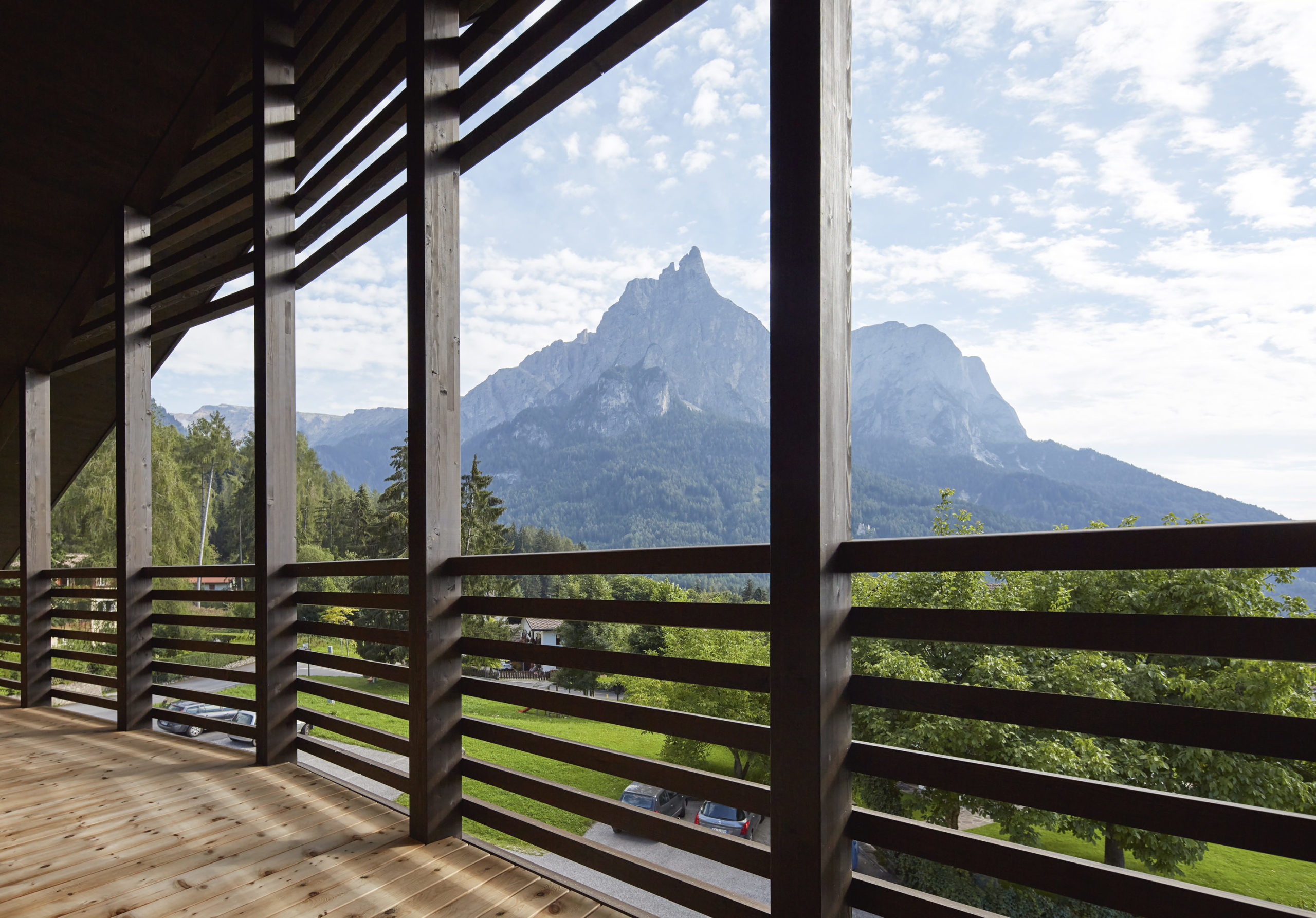  Holzterrasse, Balkongeländer, Holz, Lärche, Ausblick, Schlern, Seiser Alm, Panorama, Landschaft