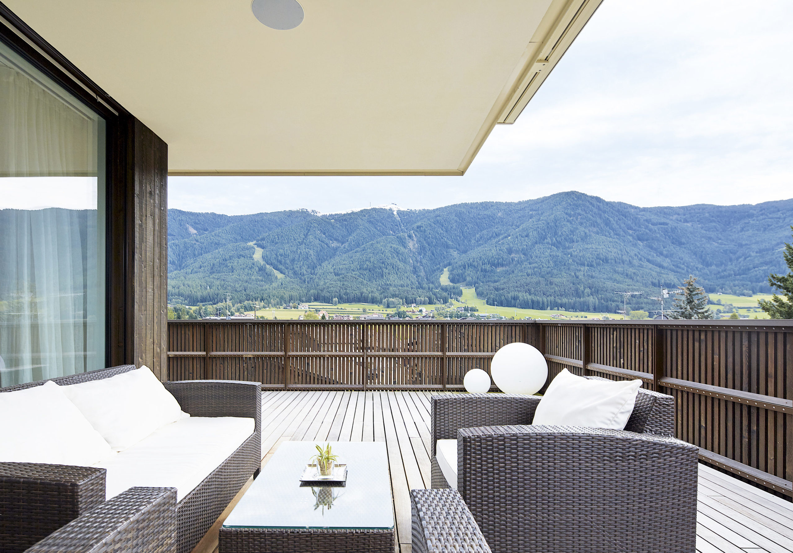  Dachterrasse, Aufstockung, Holzterrasse, Reischach, Kronplatz, Skigebiet Kronplatz, Panoramablick, Möbel, Verglasung, Schiebetür 