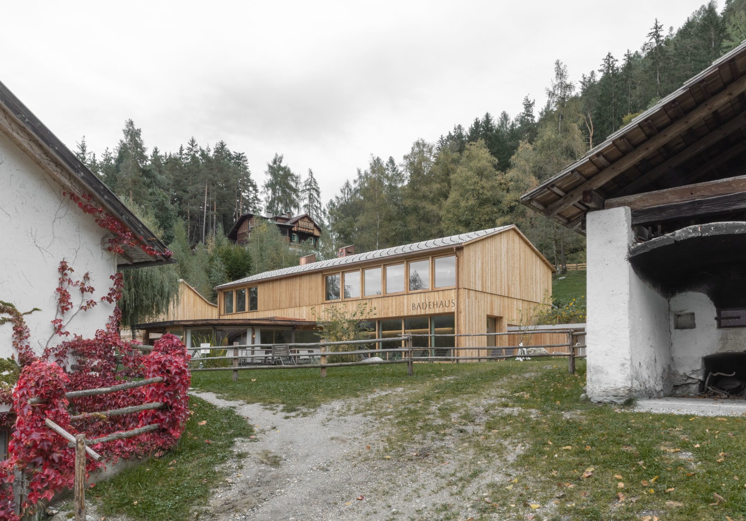  Badehaus, Holzverschalung, Backofen, Alt neu, Badeteich, Holzzaun, Natur, Wald, Lärchen, Ensemble