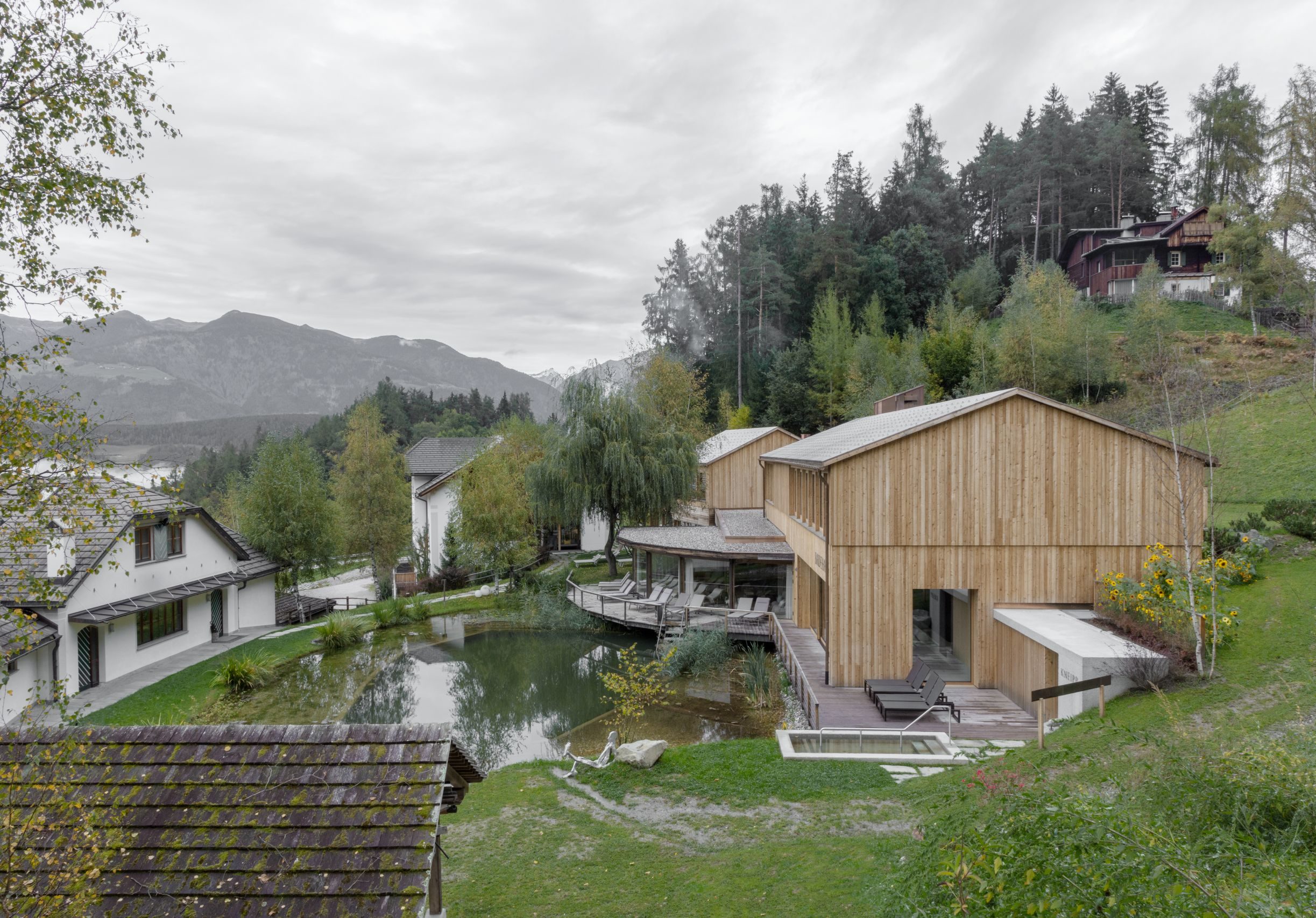  Badehaus, Naturteich, Badeteich, Duschen, Sichtbeton, Holzterrasse, Verglasung, Holzzaun, Natur, Wald, Lärchen, Ensemble