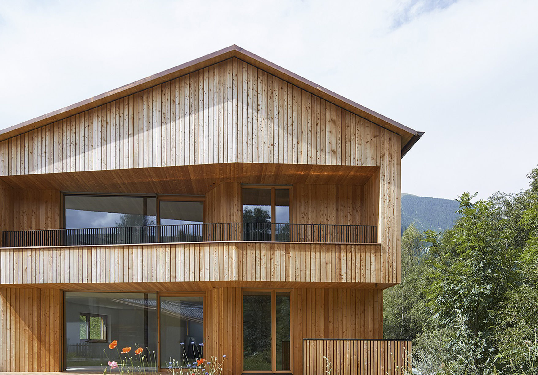  Holzfassade, Lärche, Natur, Holzfenster, Blumen, Satteldach, Kupferblech, Balkongeländer, Ausblick, Panorama, Landschaft