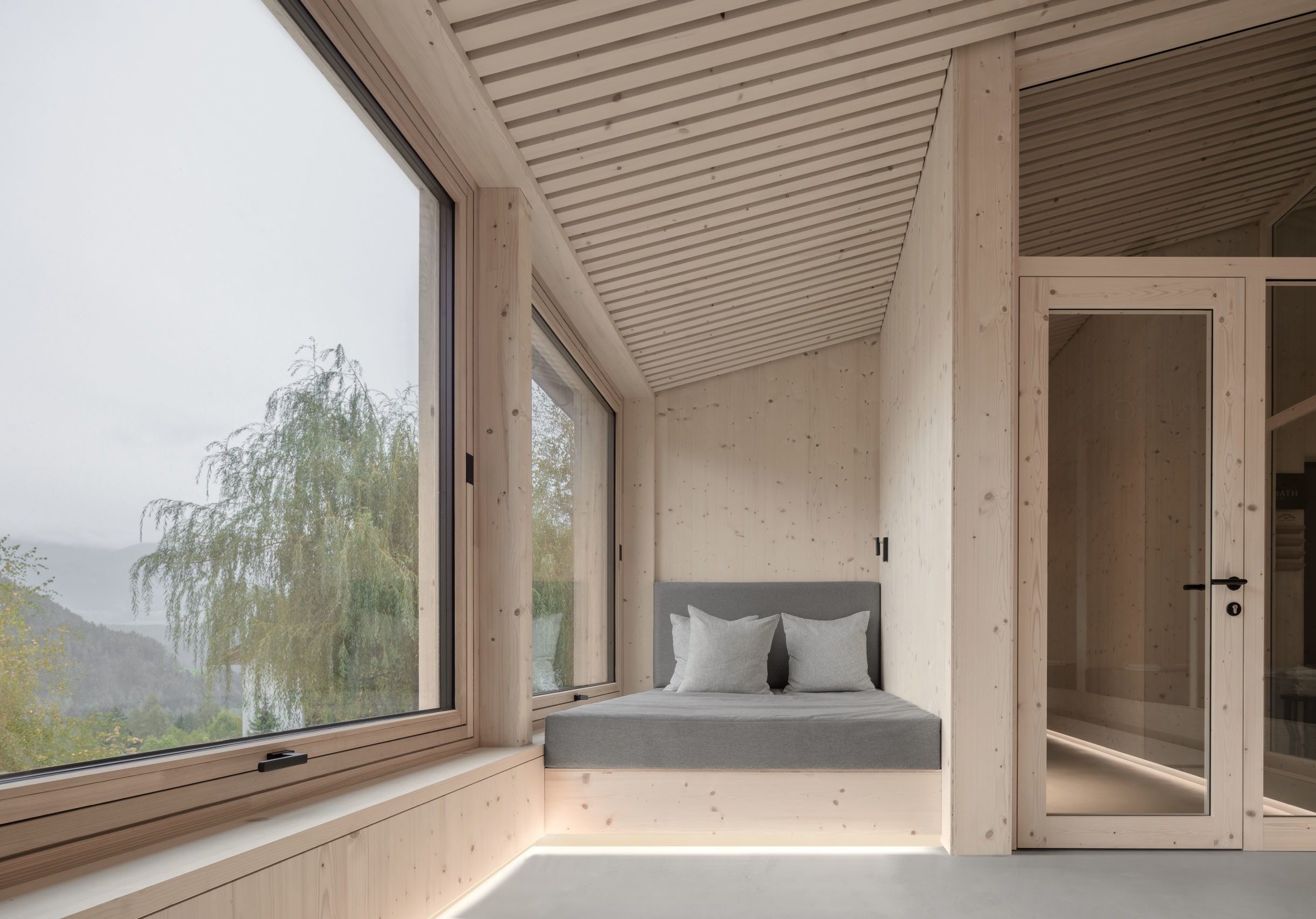  Ruheraum, Liegen, Schlafkojen, Sauna, Interior, Bodenbelag, Wachszementboden, Beleuchtung, Akustikdecke, Dekoration, Wandverkleidung Holz, Fichte, Fenster, Glas, lichtdurchflutet, Natur, Design, Landschaft, Bäume, Sträucher 