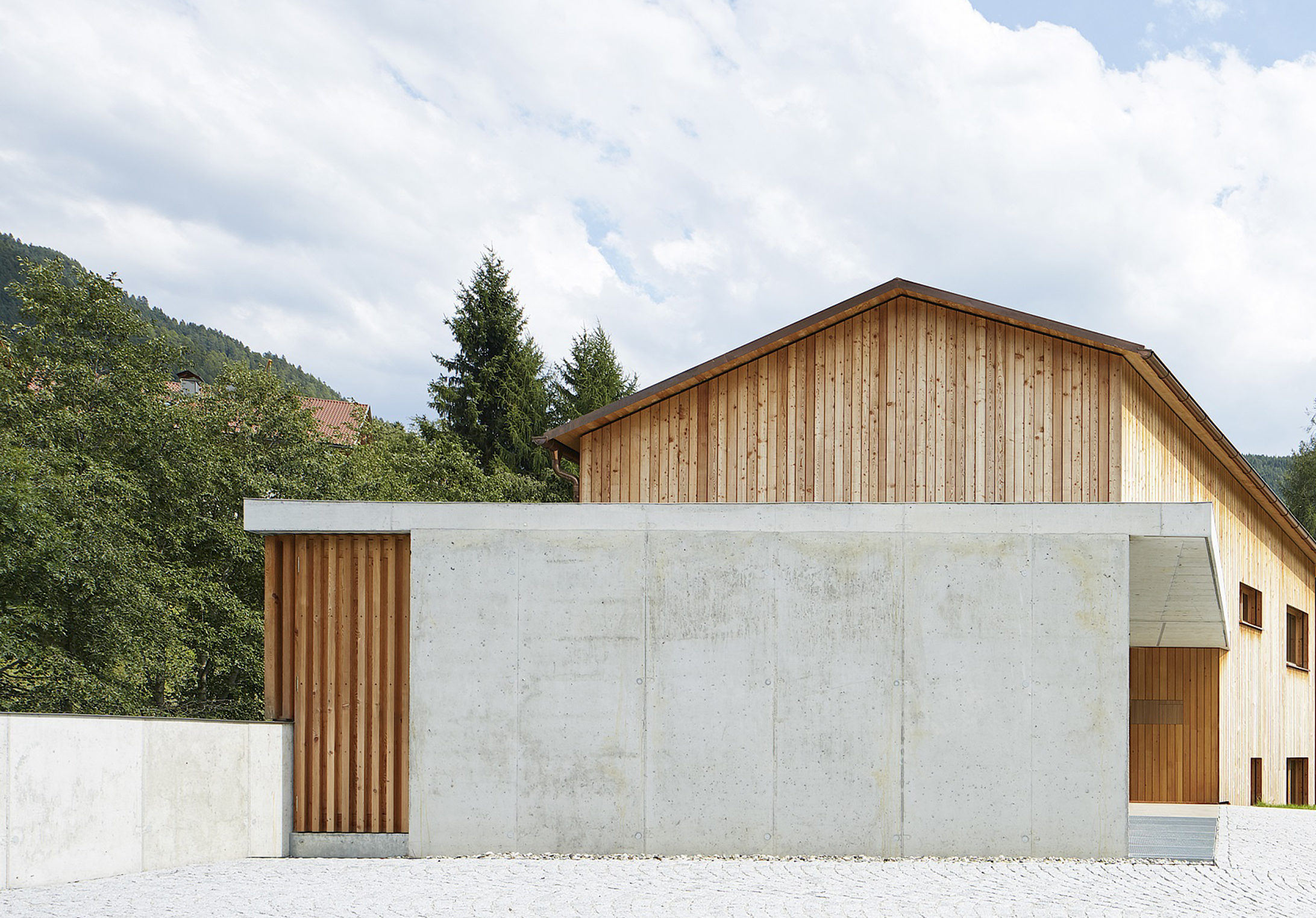  Sichtbeton, Außengestaltung, Garage, Holzlatten, Lärche, Natur, Bachbett, Wasser, Kupferblech, Landschaft, Himmel, Wolken