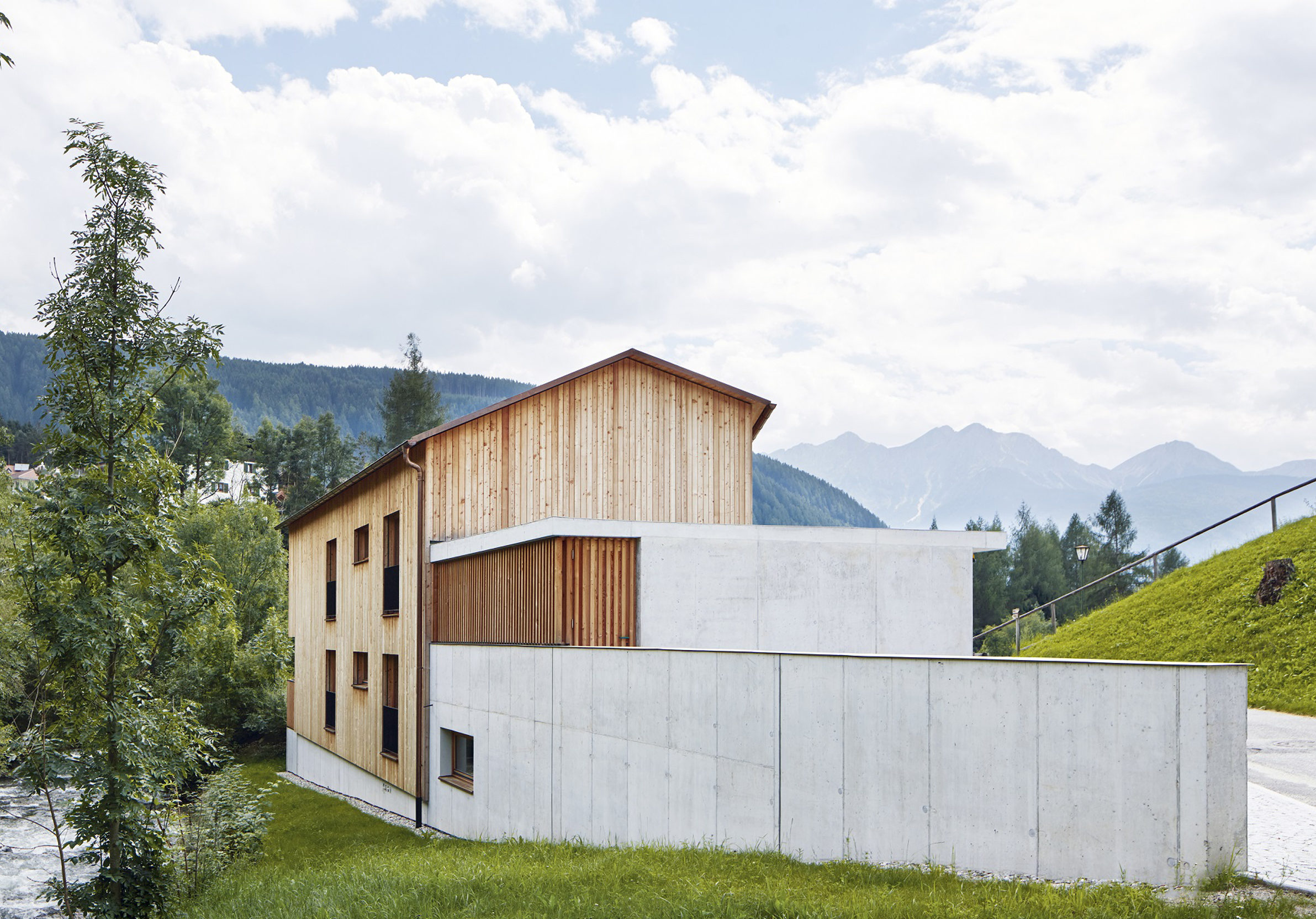  Fassade, Ansicht, Panorama, Sichtbeton, Außengestaltung, Garage, Holzlatten, Lärche, Natur, Bachbett, Wasser, Kupferblech, Landschaft, Himmel, Wolken