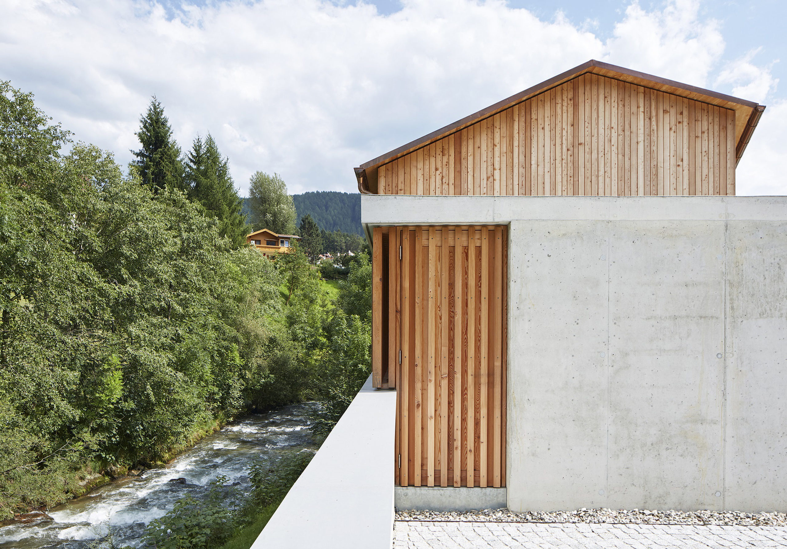  Sichtbeton, Außengestaltung, Garage, Holzlatten, Lärche, Natur, Bachbett, Wasser, Kupferblech, Landschaft, Himmel, Wolken