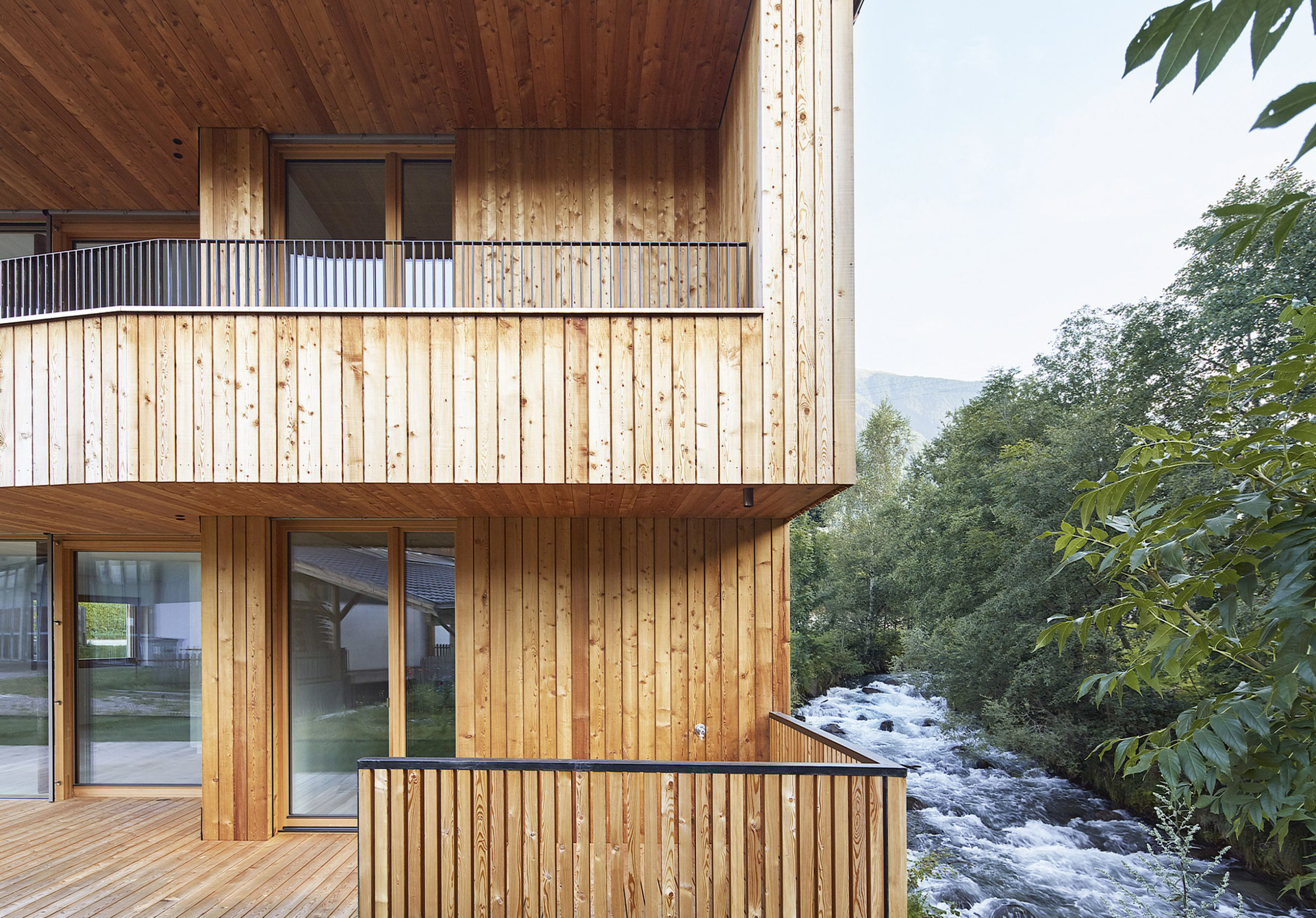  Detail Holzfassade, Lärche, Natur, Holzfenster, Bachbett, Wasser, Kupferblech, Balkongeländer, Ausblick, Panorama, Landschaft