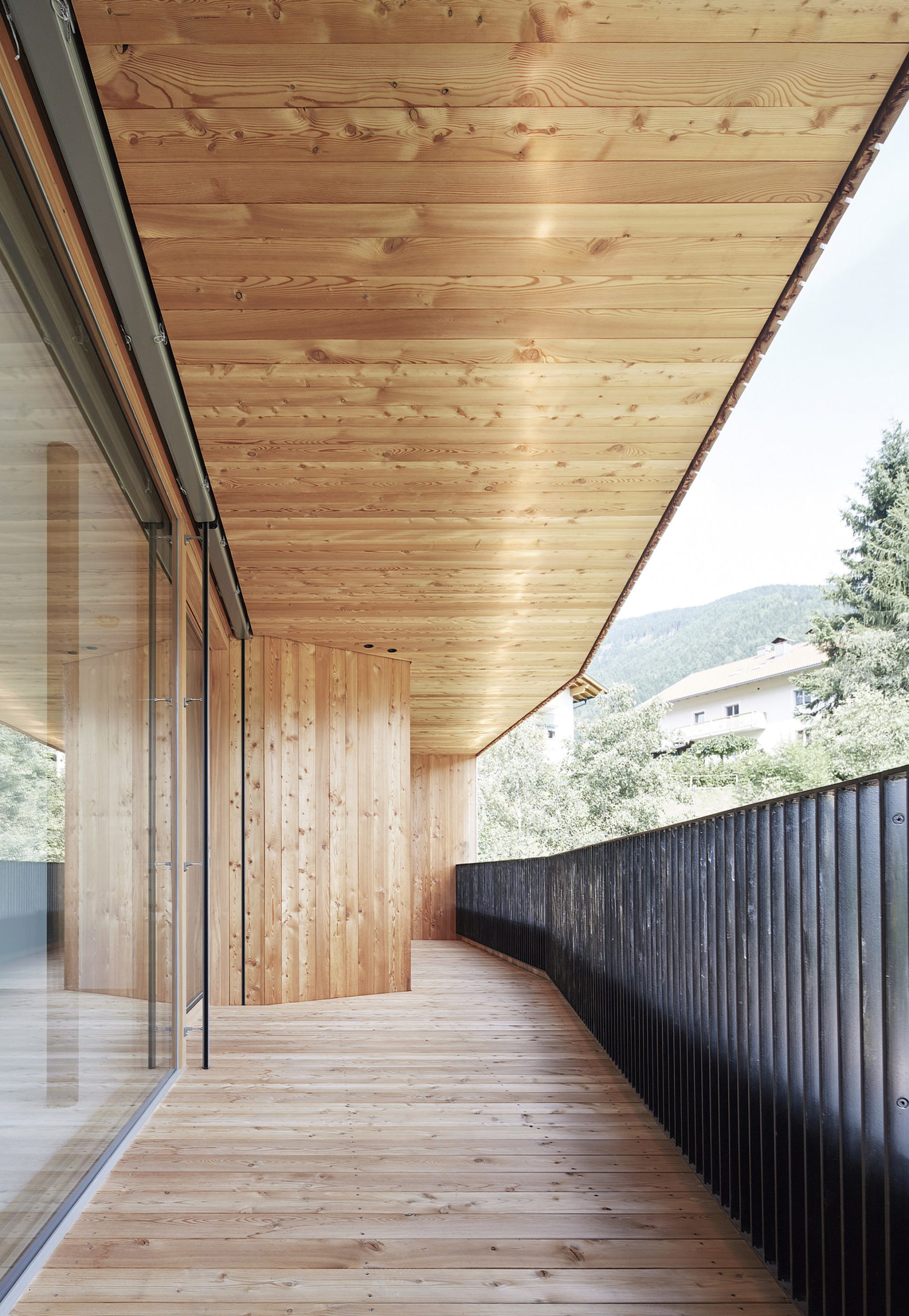  Balkon, Holzboden, Balkongeländer, Stahl, Beschattung, Raffstore, Verglasung, Fix Glas, Landschaft, Himmel, Wolken