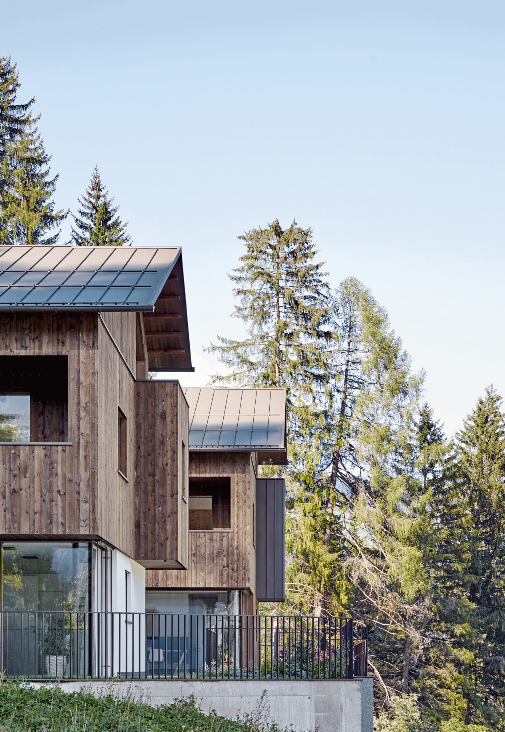  Betontreppe, Spritzputz, Metallgeländer, Terrasse, Garten, Holzhaus, Balkonschiebetür, Panoramablick, Prags, Pragser Wildsee, Gartenzaun, Klimahaus A 