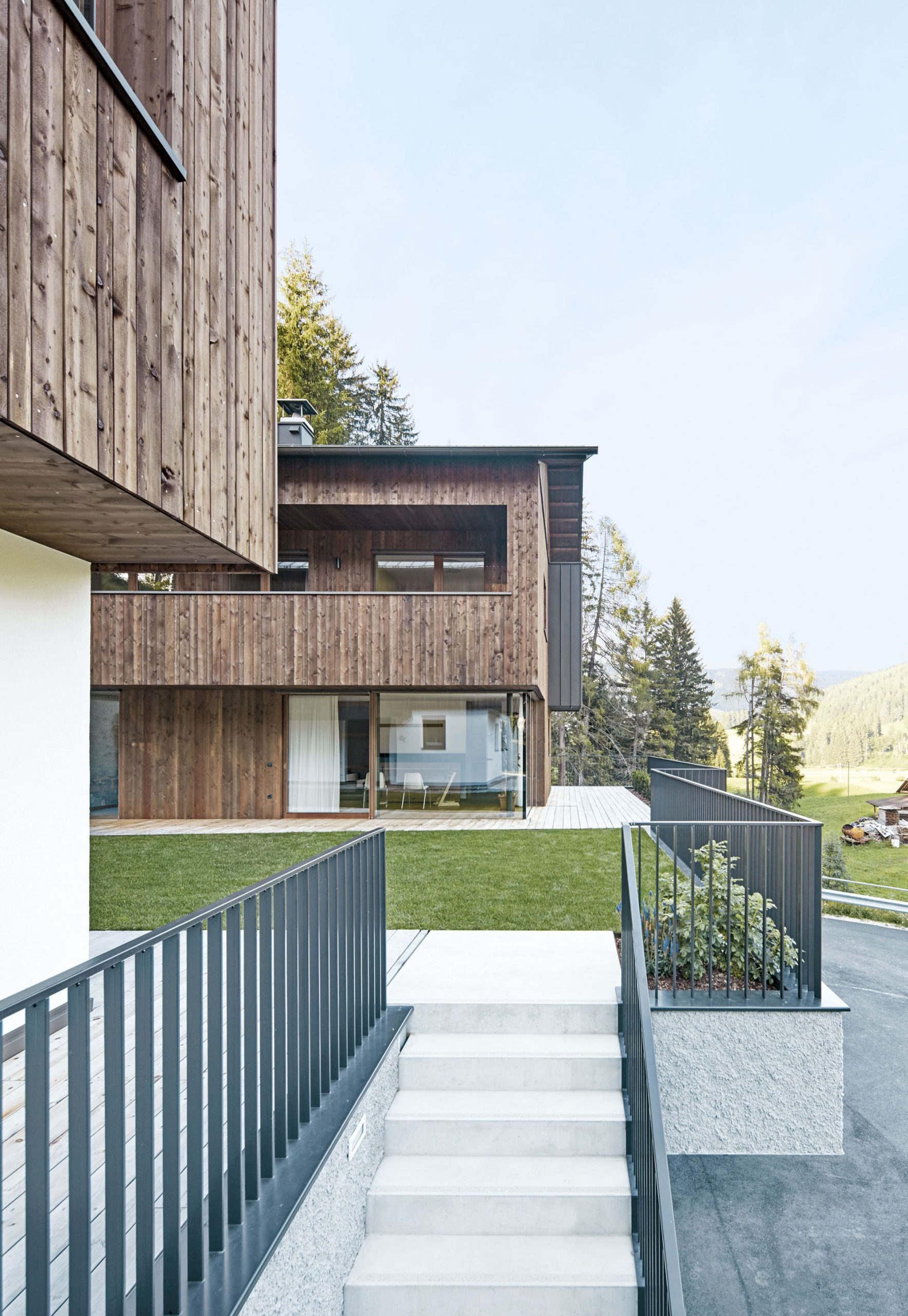  Betontreppe, Spritzputz, Metallgeländer, Terrasse, Garten, Holzhaus, Balkonschiebetür, Panoramablick, Prags, Pragser Wildsee, Gartenzaun, Klimahaus A 