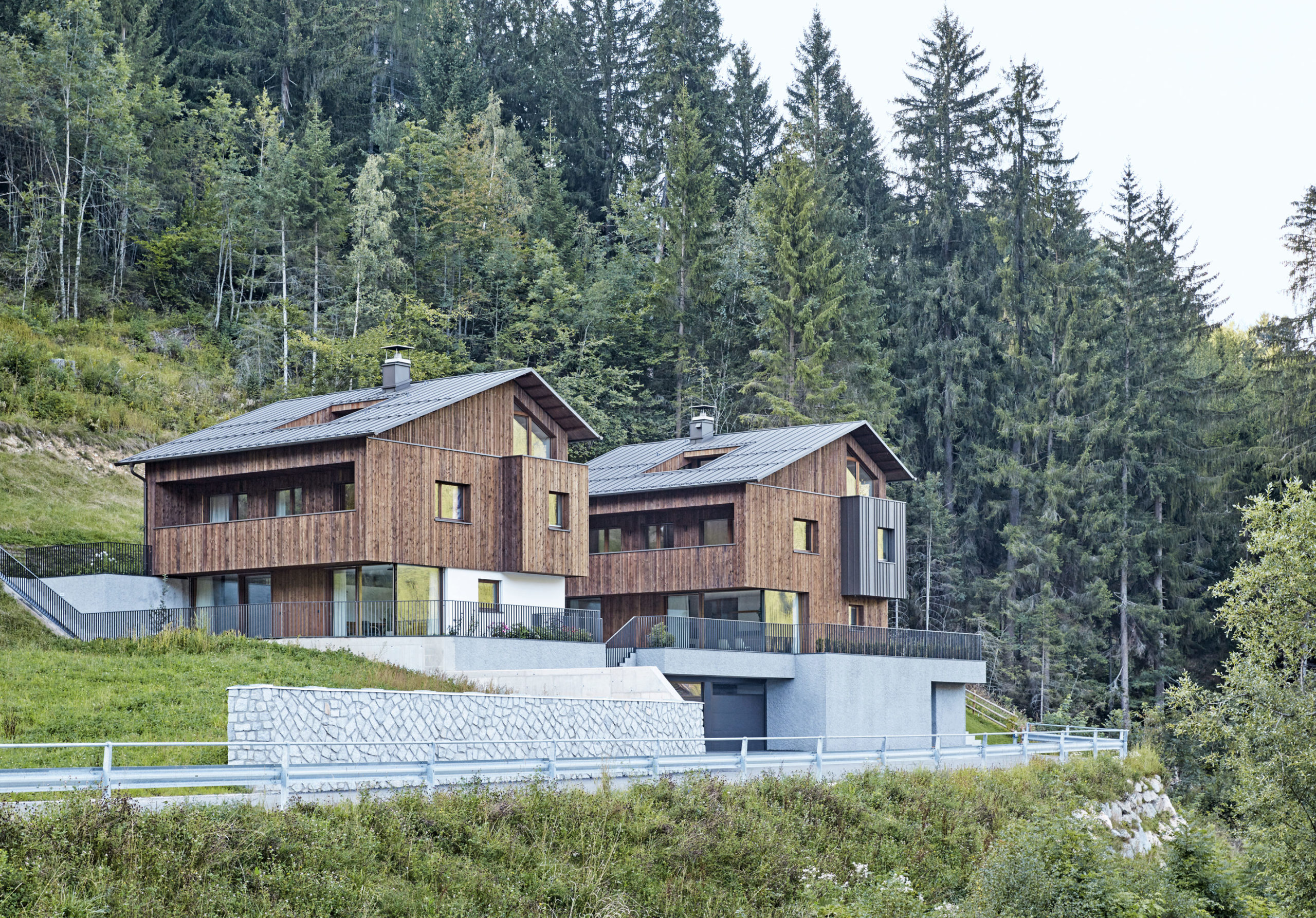  Wohnbauzone, Einfamilienhäuser, Sichtbeton, Spritzputz, Holzbauweise, Verglasungen Terrasse, Garten, Holzhaus, Balkonschiebetür, Panoramablick, Prags, Pragser Wildsee, Gartenzaun, Geländer, Holzfassade, Klimahaus A 