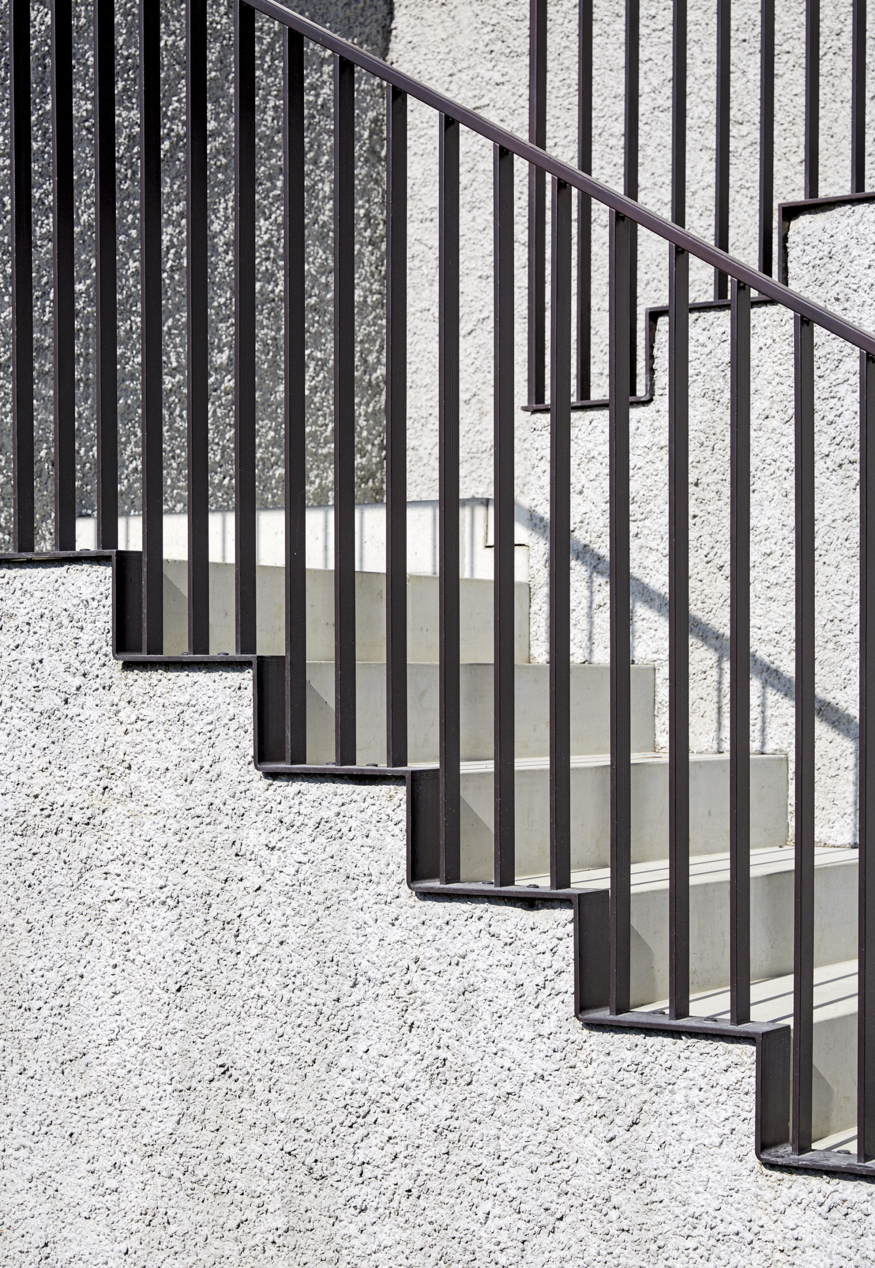  Treppe, Betontreppe, Außentreppe, Spritzputz, Metallgeländer, Detailausbildung 